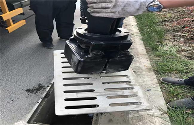 山东淄博雨水井带抓手的车上蓝牌